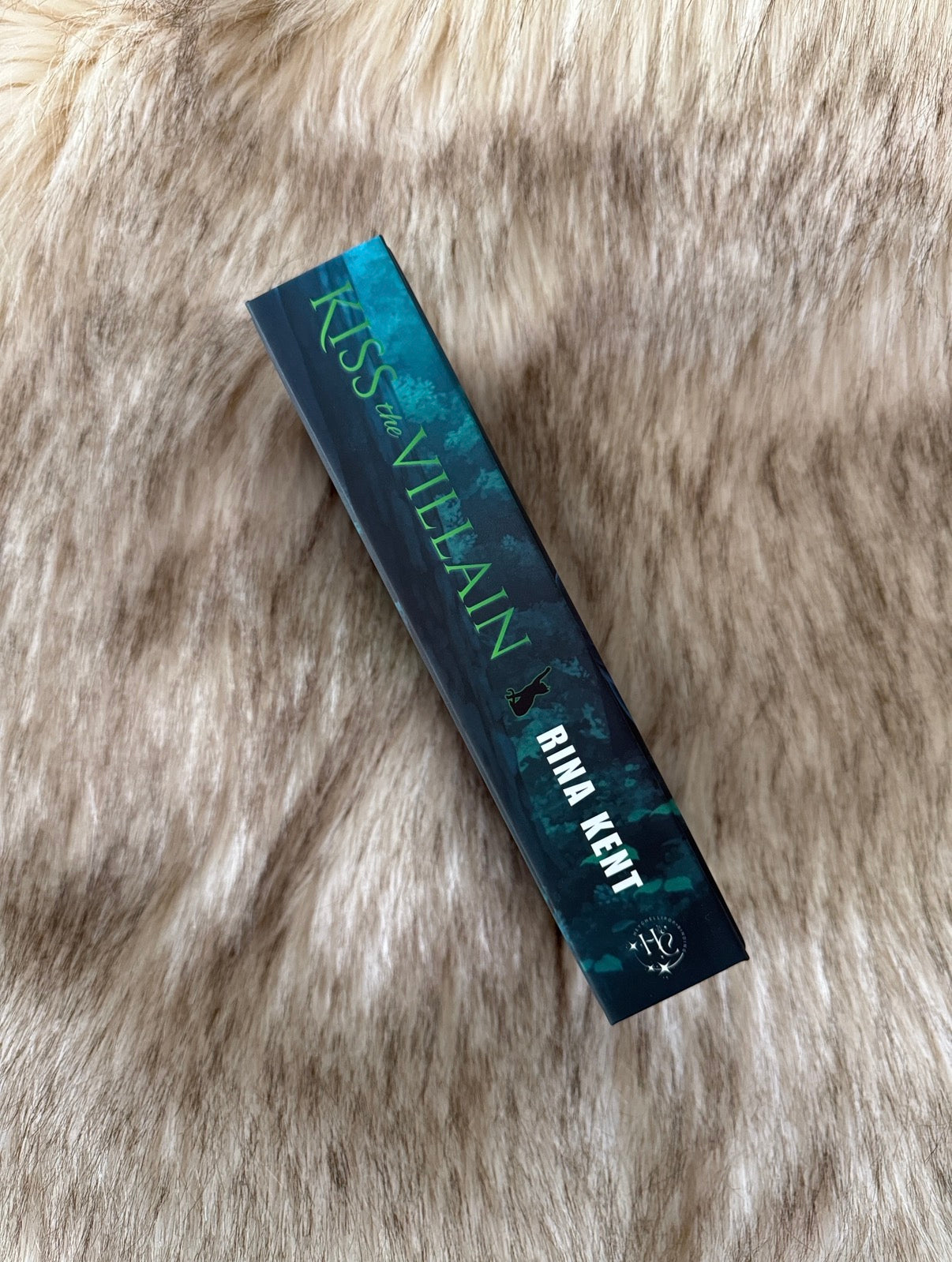 Kiss the Villain by Rina Kent